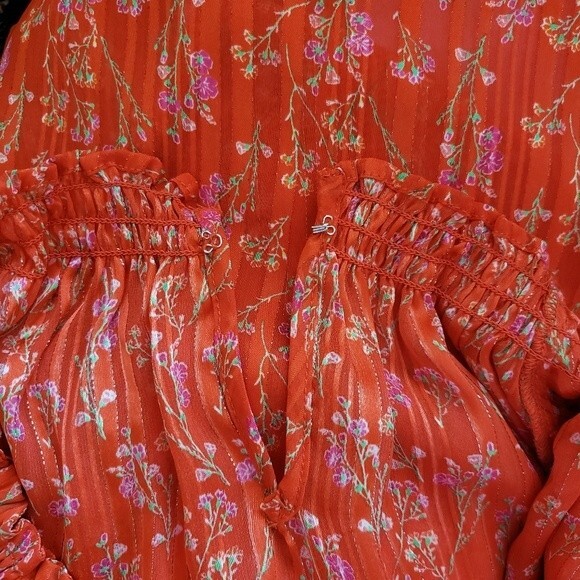 Rose + Olive Short Sleeve Metallic Thread Ruffle Sleeve Floral Print Blouse/Top - Picture 8 of 11